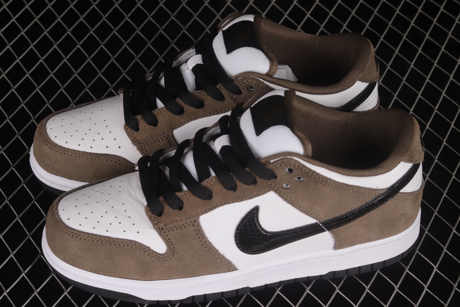 Nike SB Dunk Low White Black Trail End Brown 304292-102