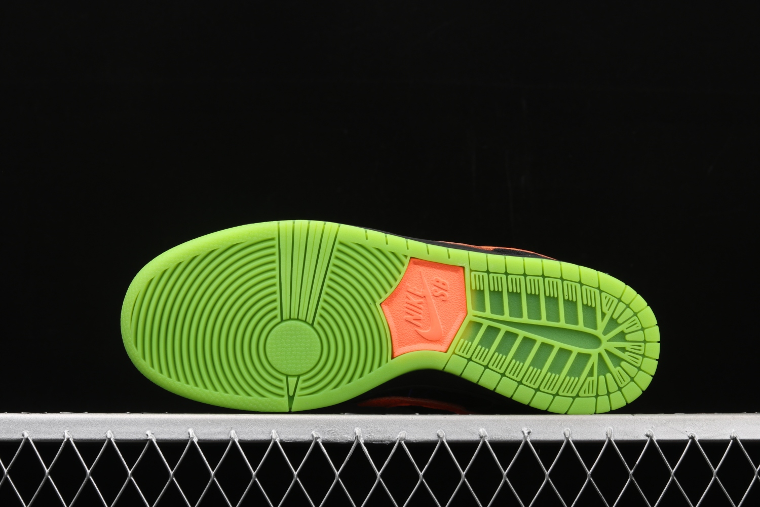 Nike SB Dunk Low Night of Mischief Halloween BQ6817-006