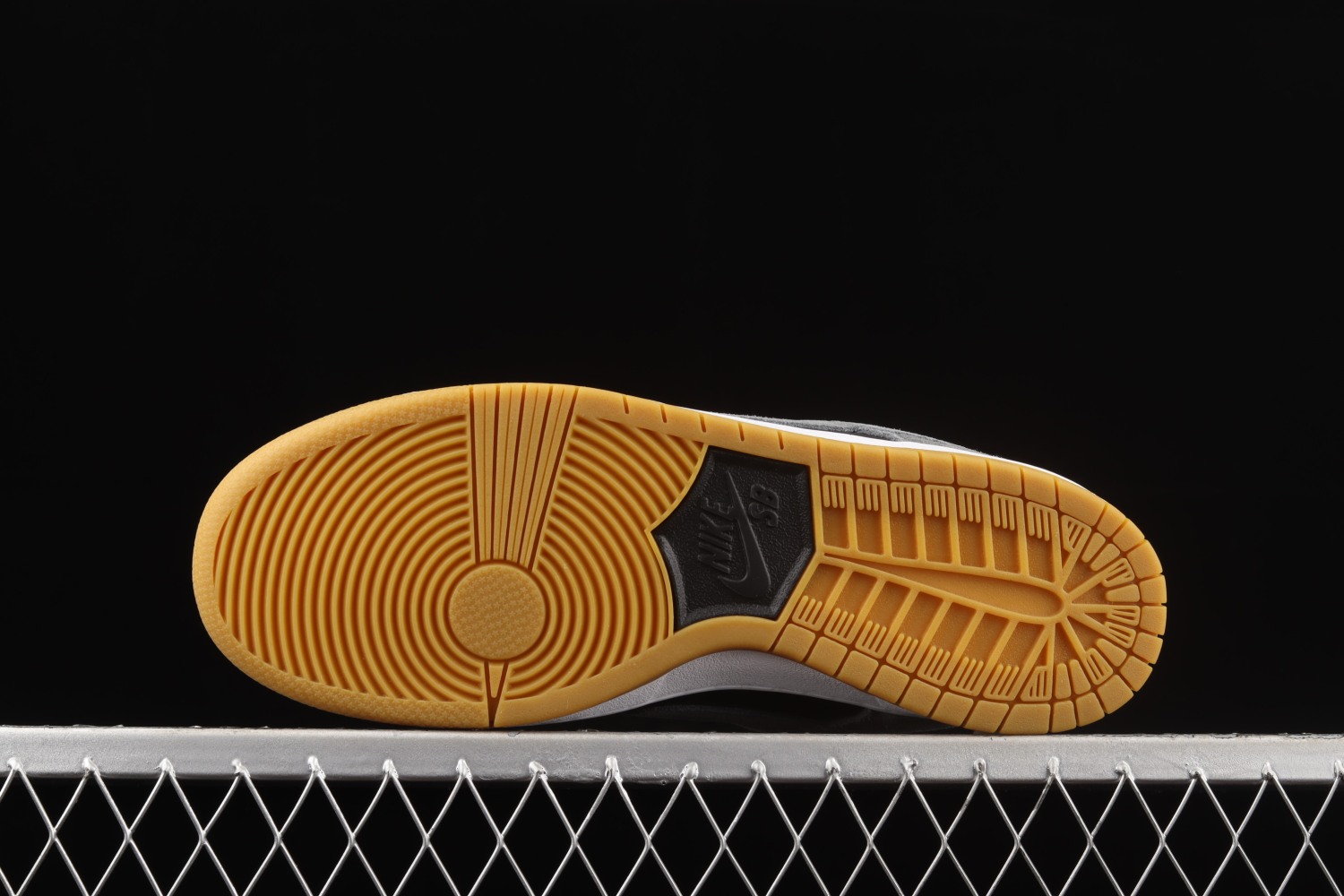 Nike SB Dunk Low Dark Grey Black Gum AR0778-001