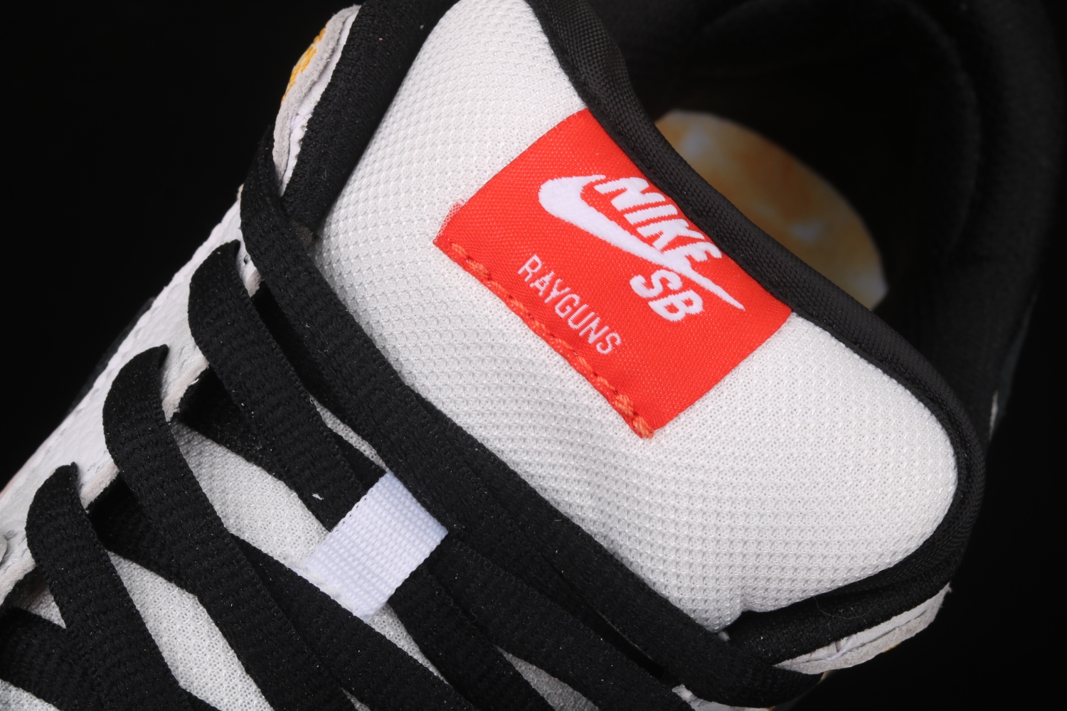 Nike SB Dunk Low Roswell Raygun BQ6832-101