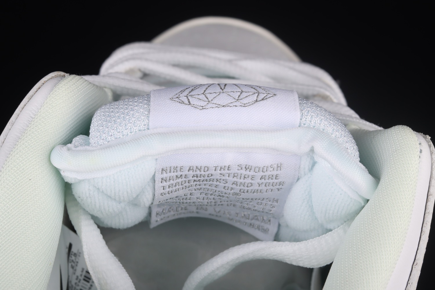 Nike SB Dunk Low Diamond Supply Co White Diamond BV1310-100