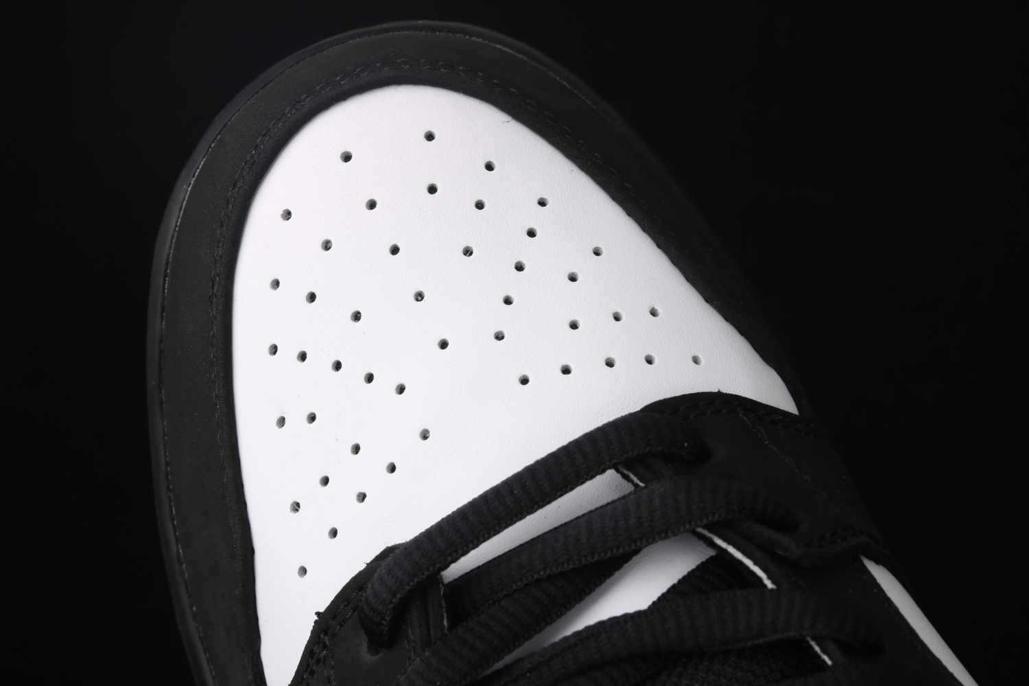 Nike SB Dunk Low Staple Panda Pigeon BV1310-013