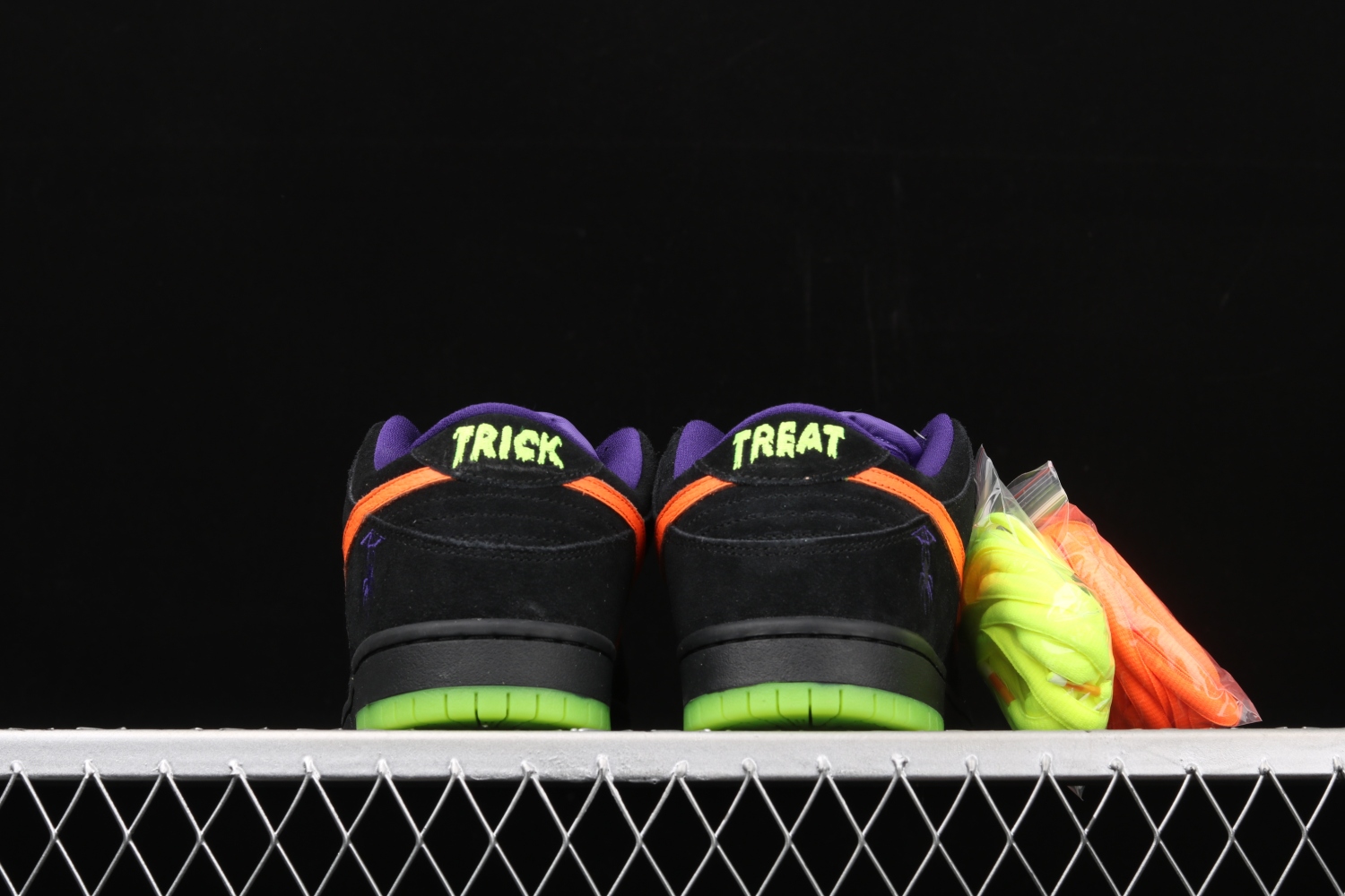 Nike SB Dunk Low Night of Mischief Halloween BQ6817-006