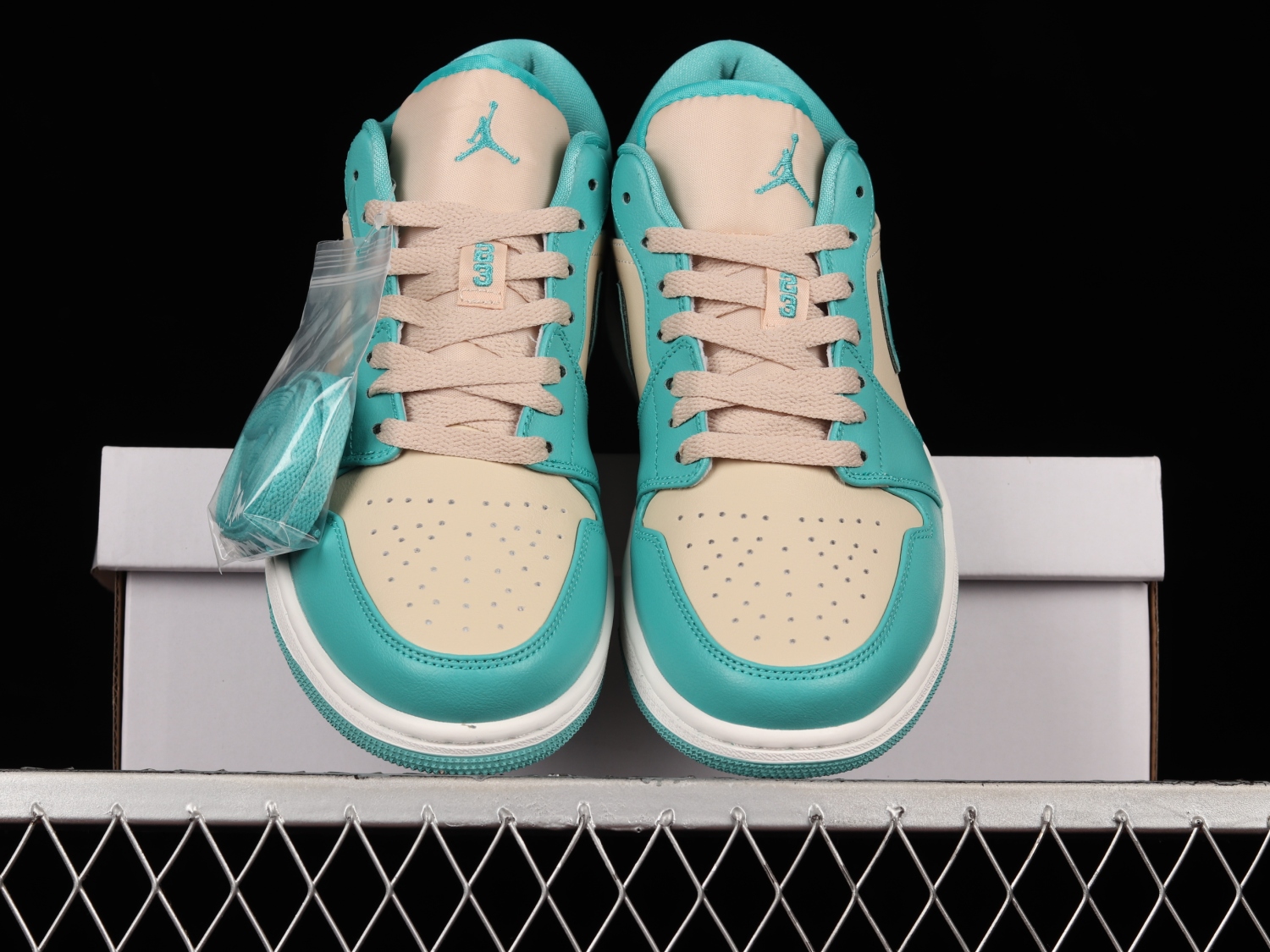 Jordan 1 Low Tropical Teal (W) DC0774-131