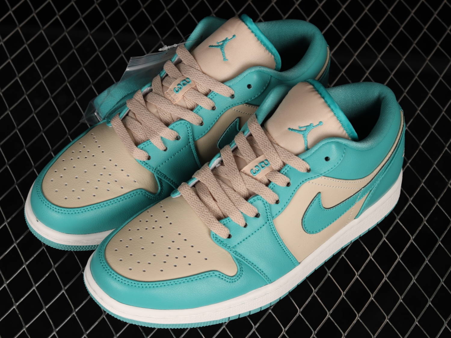 Jordan 1 Low Tropical Teal (W) DC0774-131