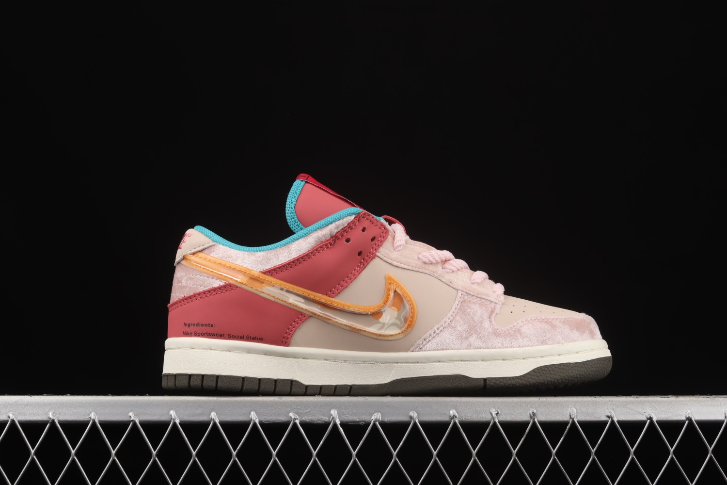 social status dunk mid strawberry milk