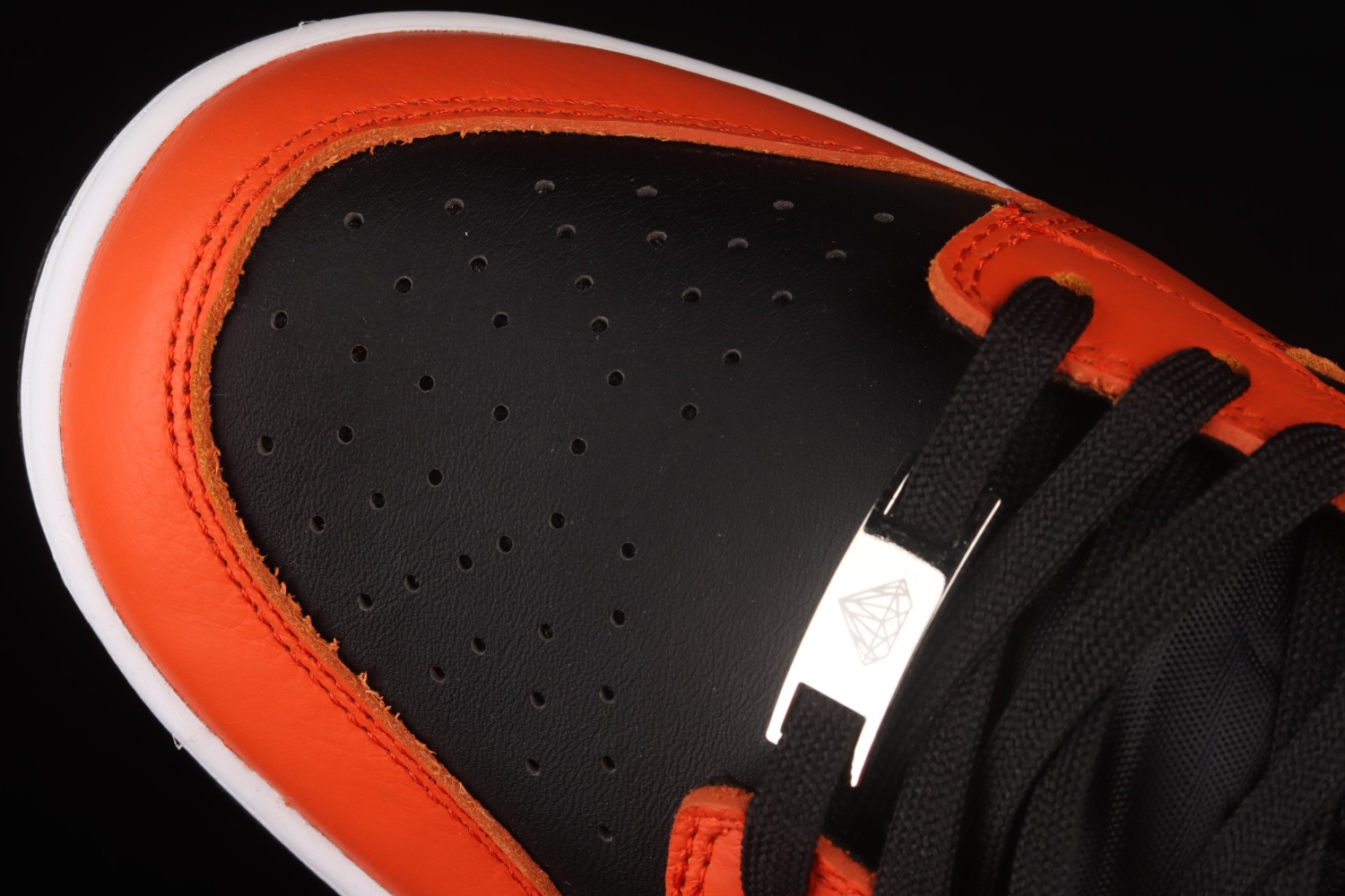 Nike Dunk Low EMB NBA 75th Anniversary Knicks DD3363-002