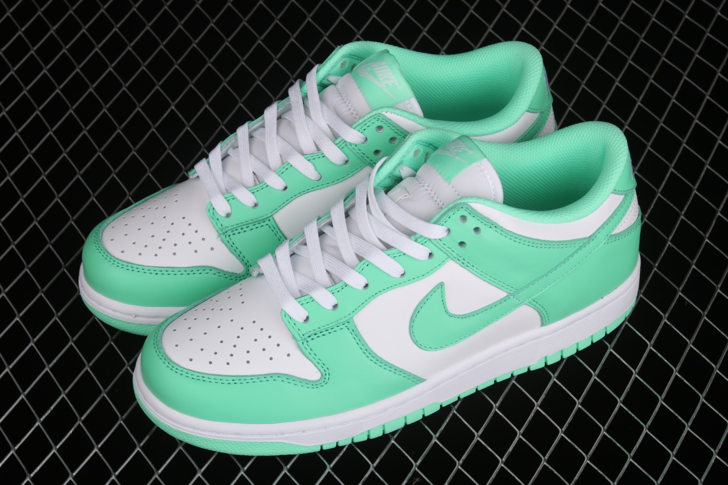 Nike Dunk Low Green Glow (W) DD1503-105