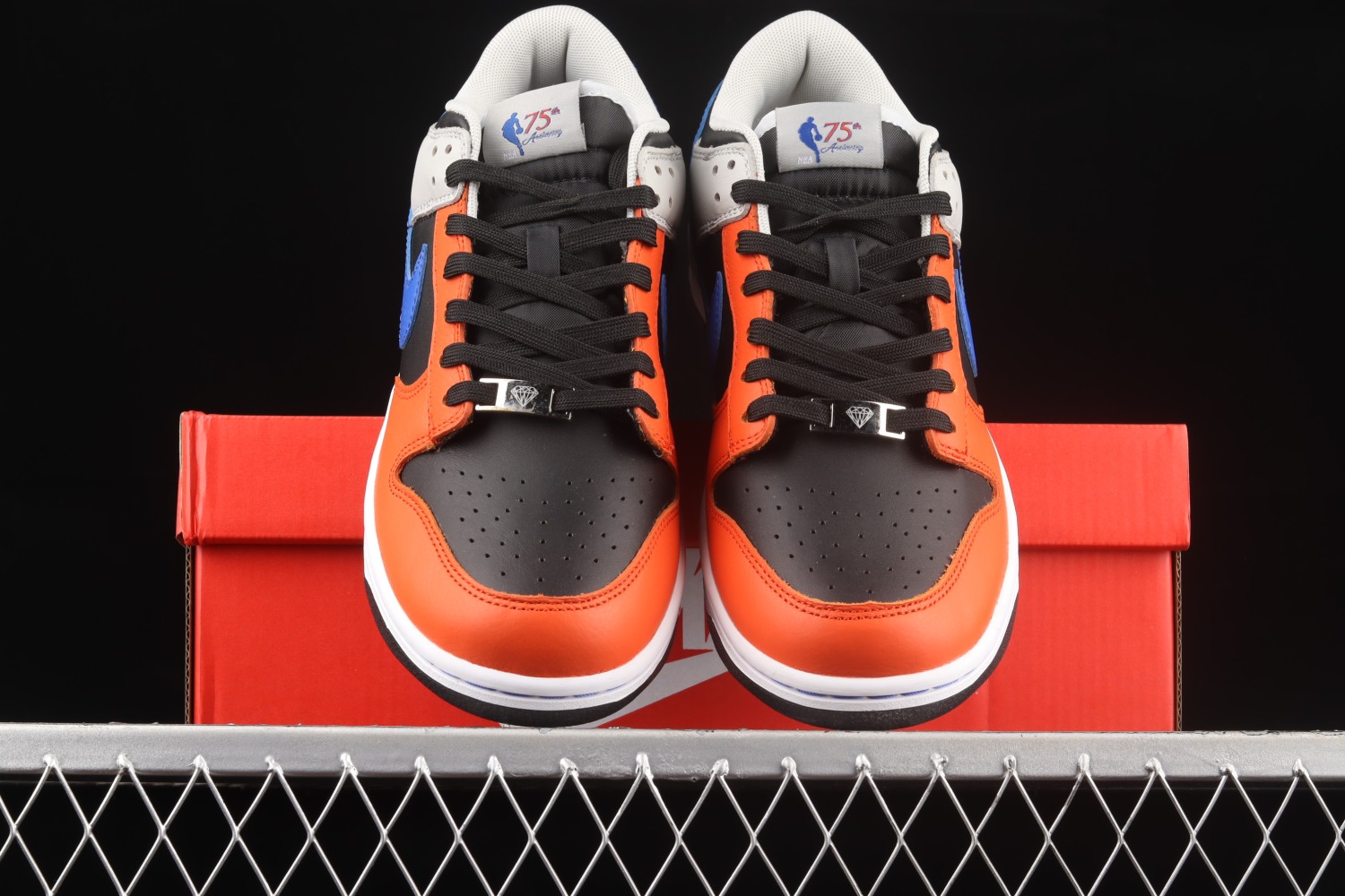Nike Dunk Low EMB NBA 75th Anniversary Knicks DD3363-002