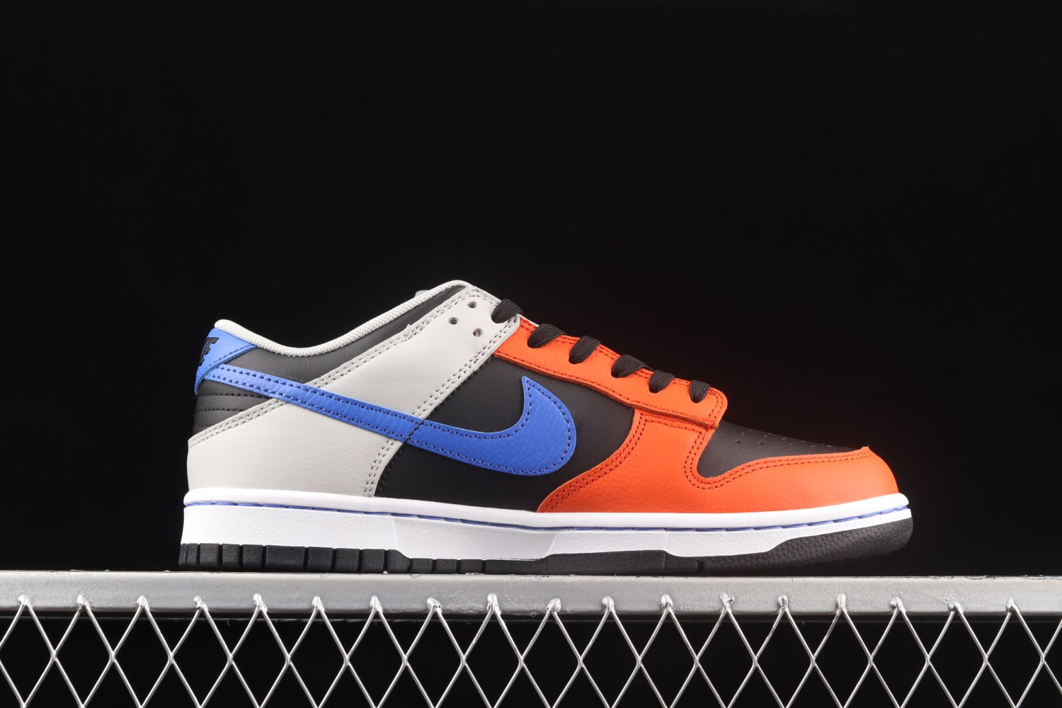 Nike Dunk Low EMB NBA 75th Anniversary Knicks DD3363-002