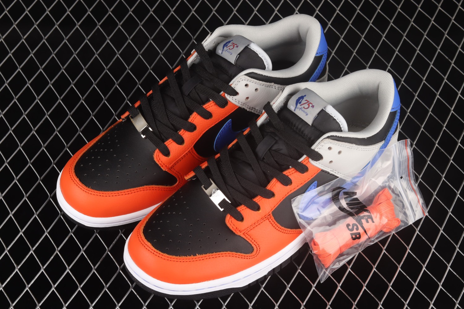 Nike Dunk Low EMB NBA 75th Anniversary Knicks DD3363-002