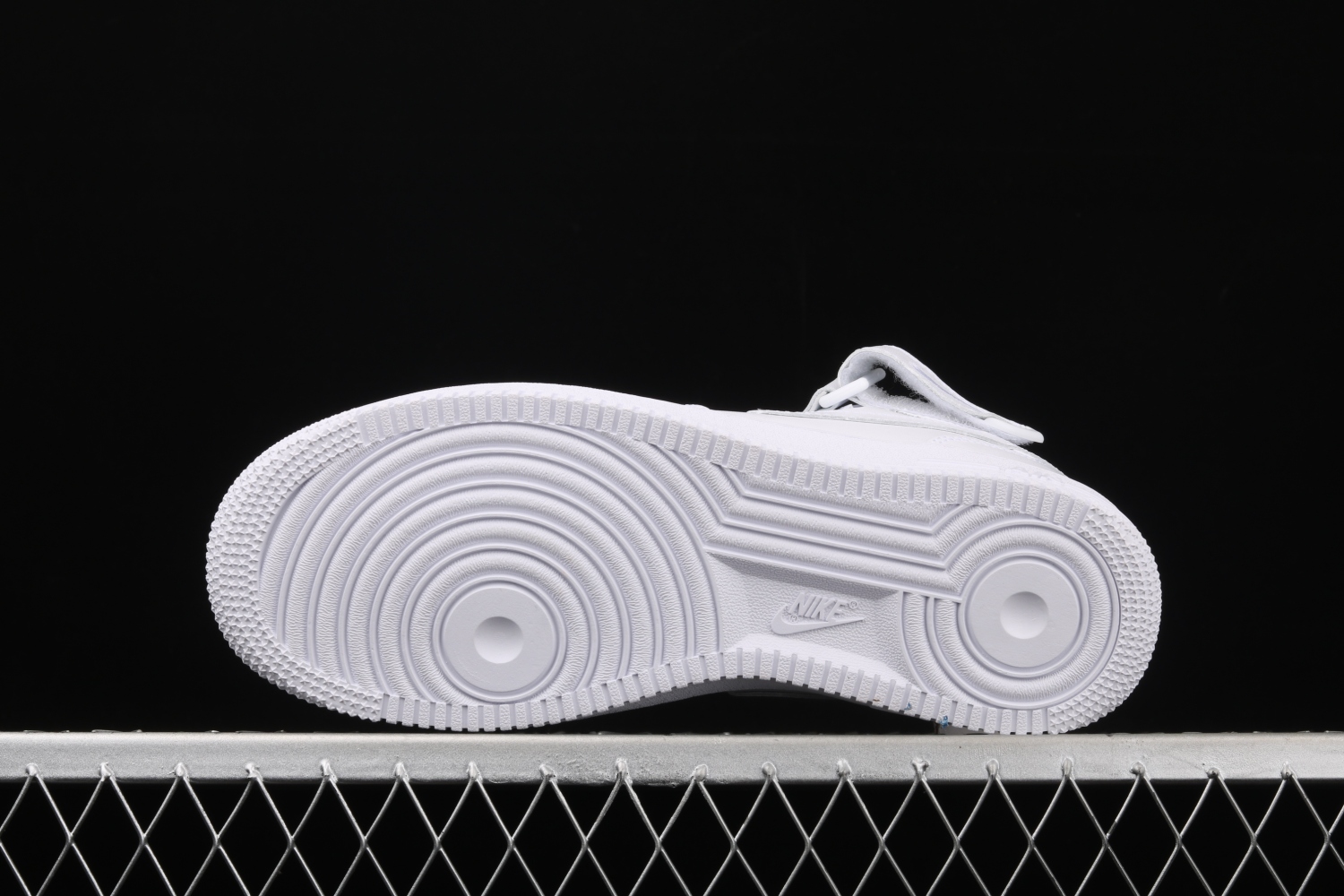 Nike Air Force 1 Mid White 