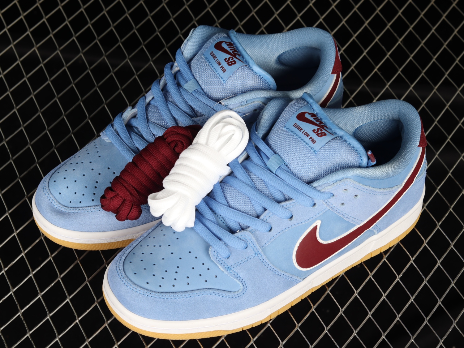 Nike SB Dunk Low Philadelphia Phillies DQ4040-400