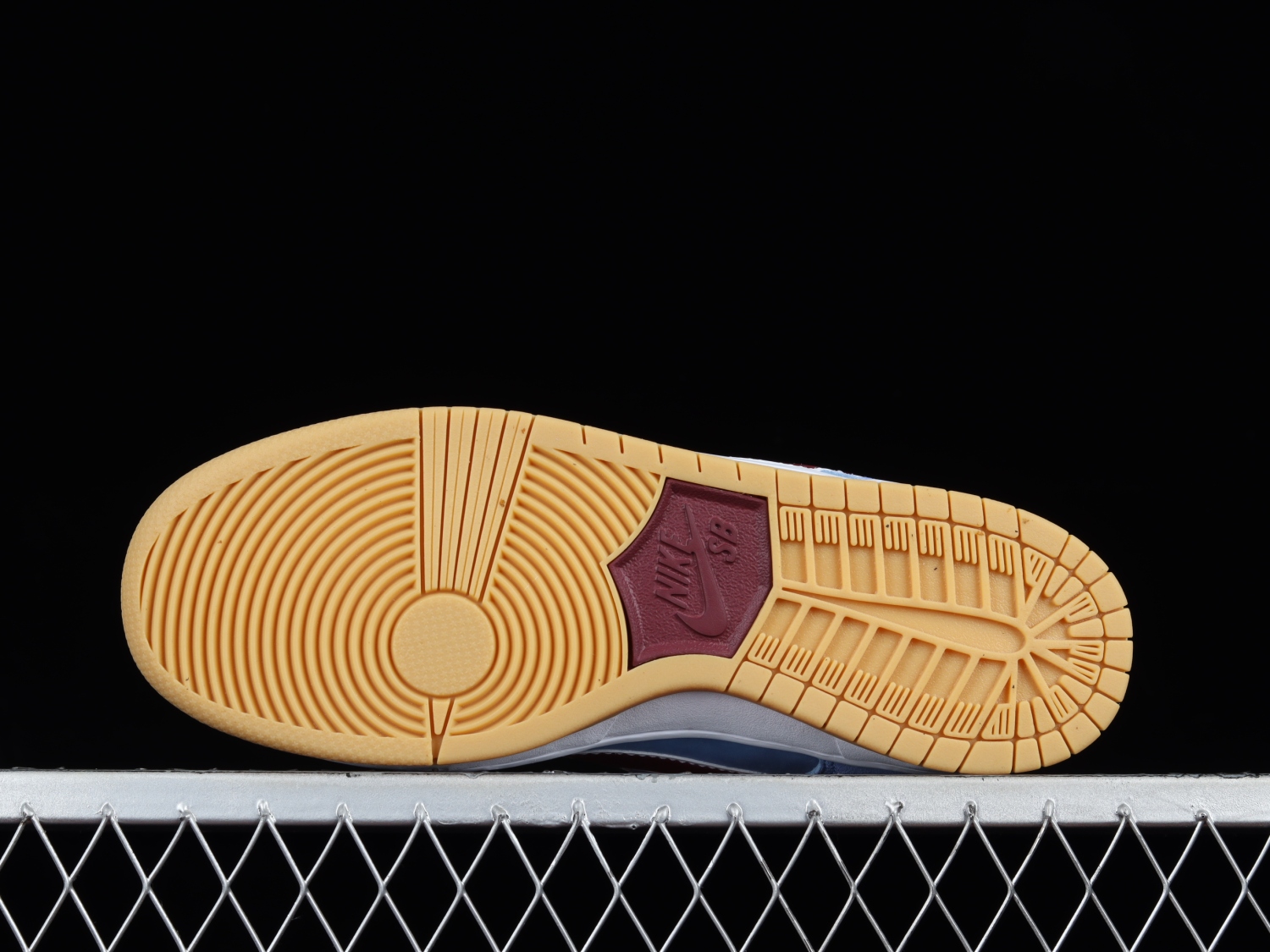 Nike SB Dunk Low Philadelphia Phillies DQ4040-400