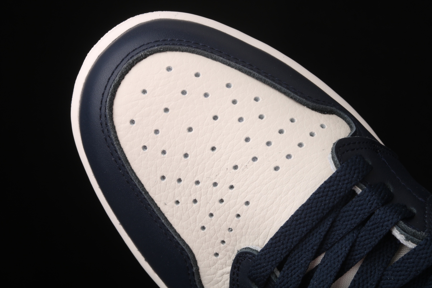 Jordan 1 Retro High Obsidian UNC 555088-140