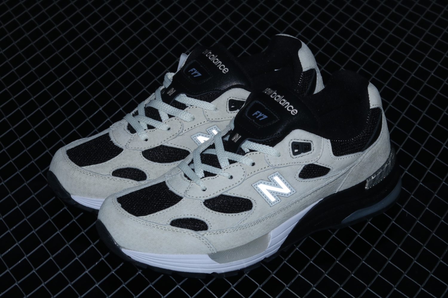 New Bal*nce 992 Studio FY7 M992YN2