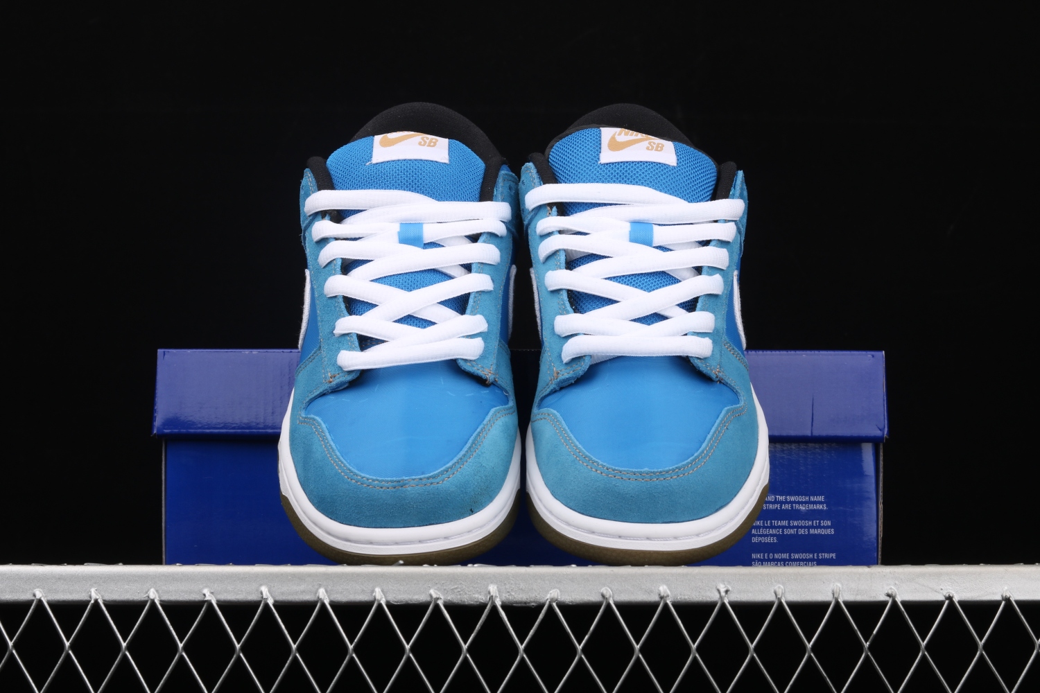 Nike SB Dunk Low Street Fighter Chun Li  304292-405