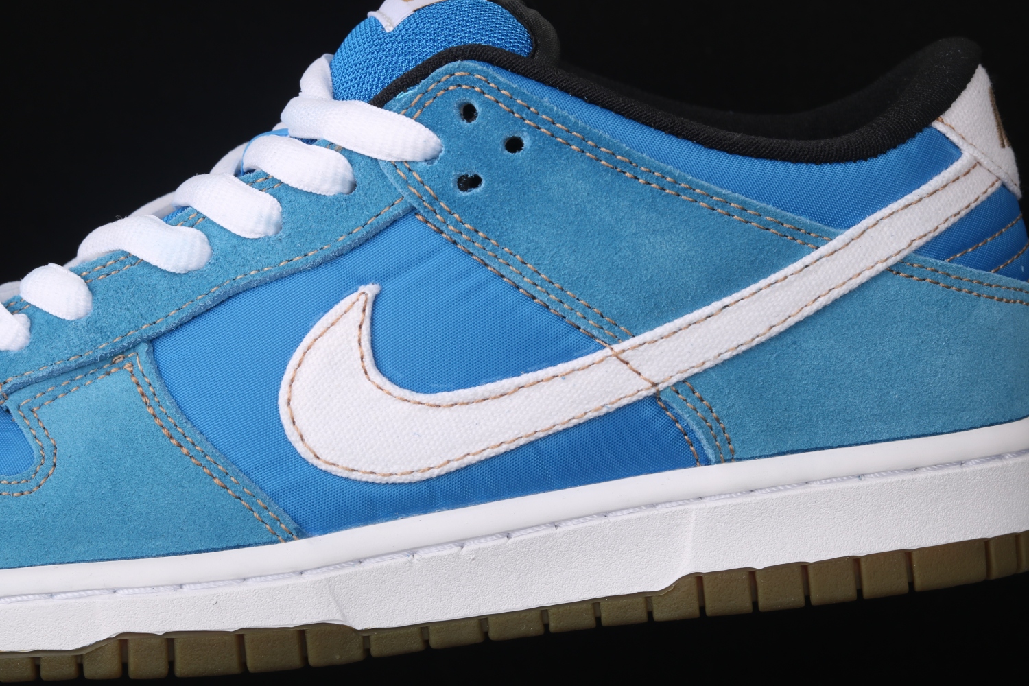 Nike SB Dunk Low Street Fighter Chun Li  304292-405