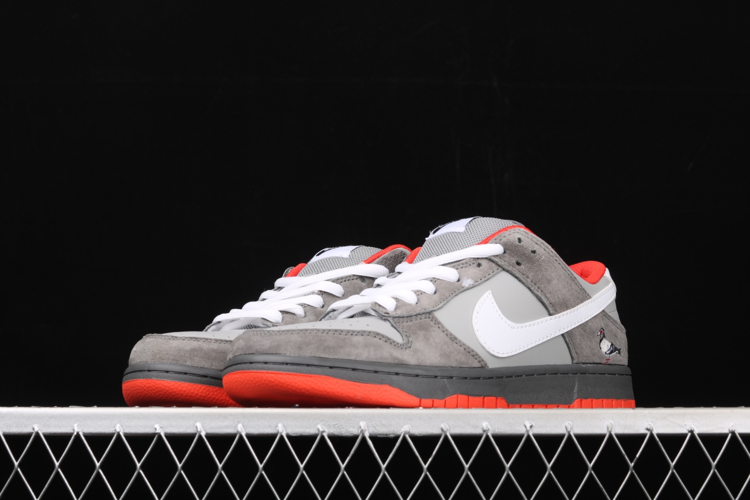 Nike SB Dunk Low Staple NYC Pigeon 304292-011