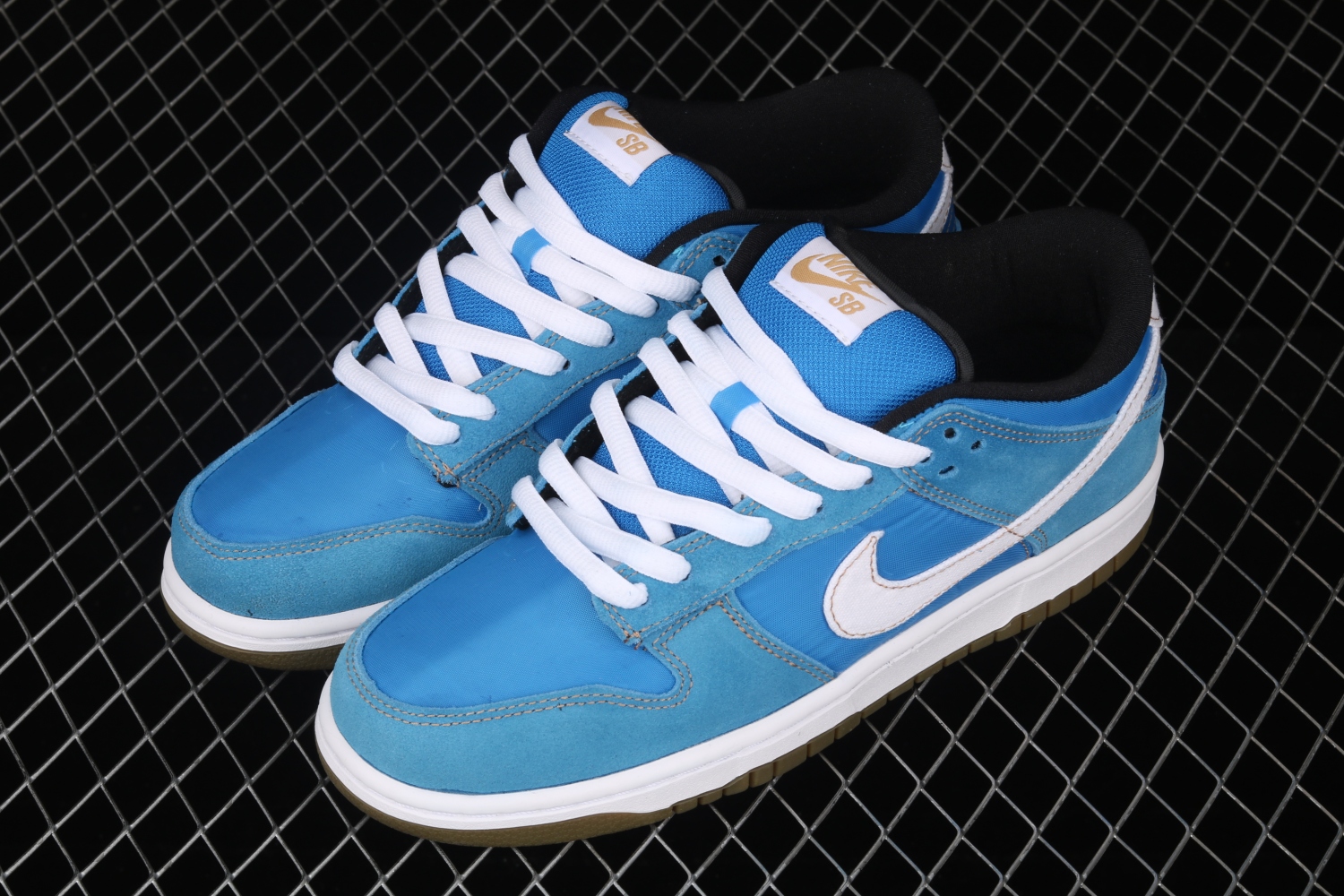 Nike SB Dunk Low Street Fighter Chun Li  304292-405