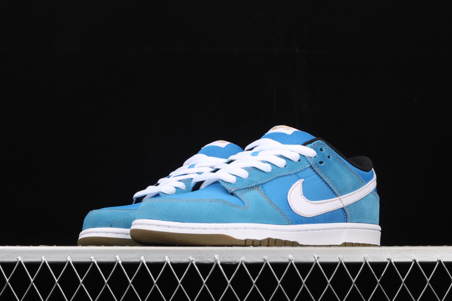 Nike SB Dunk Low Street Fighter Chun Li  304292-405