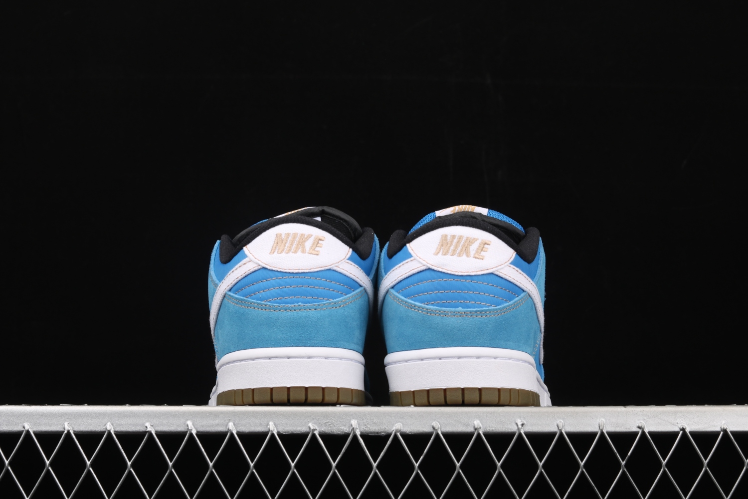 Nike SB Dunk Low Street Fighter Chun Li  304292-405