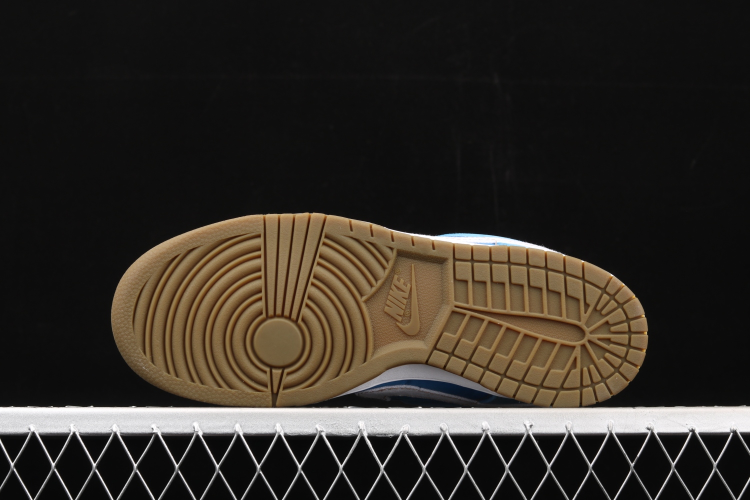 Nike SB Dunk Low Street Fighter Chun Li  304292-405