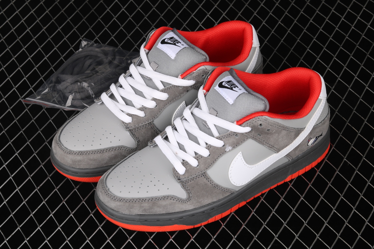 Nike SB Dunk Low Staple NYC Pigeon 304292-011