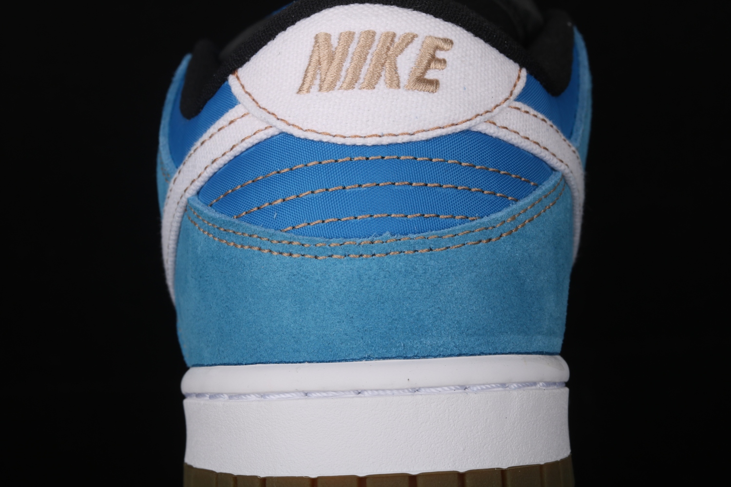 Nike SB Dunk Low Street Fighter Chun Li  304292-405