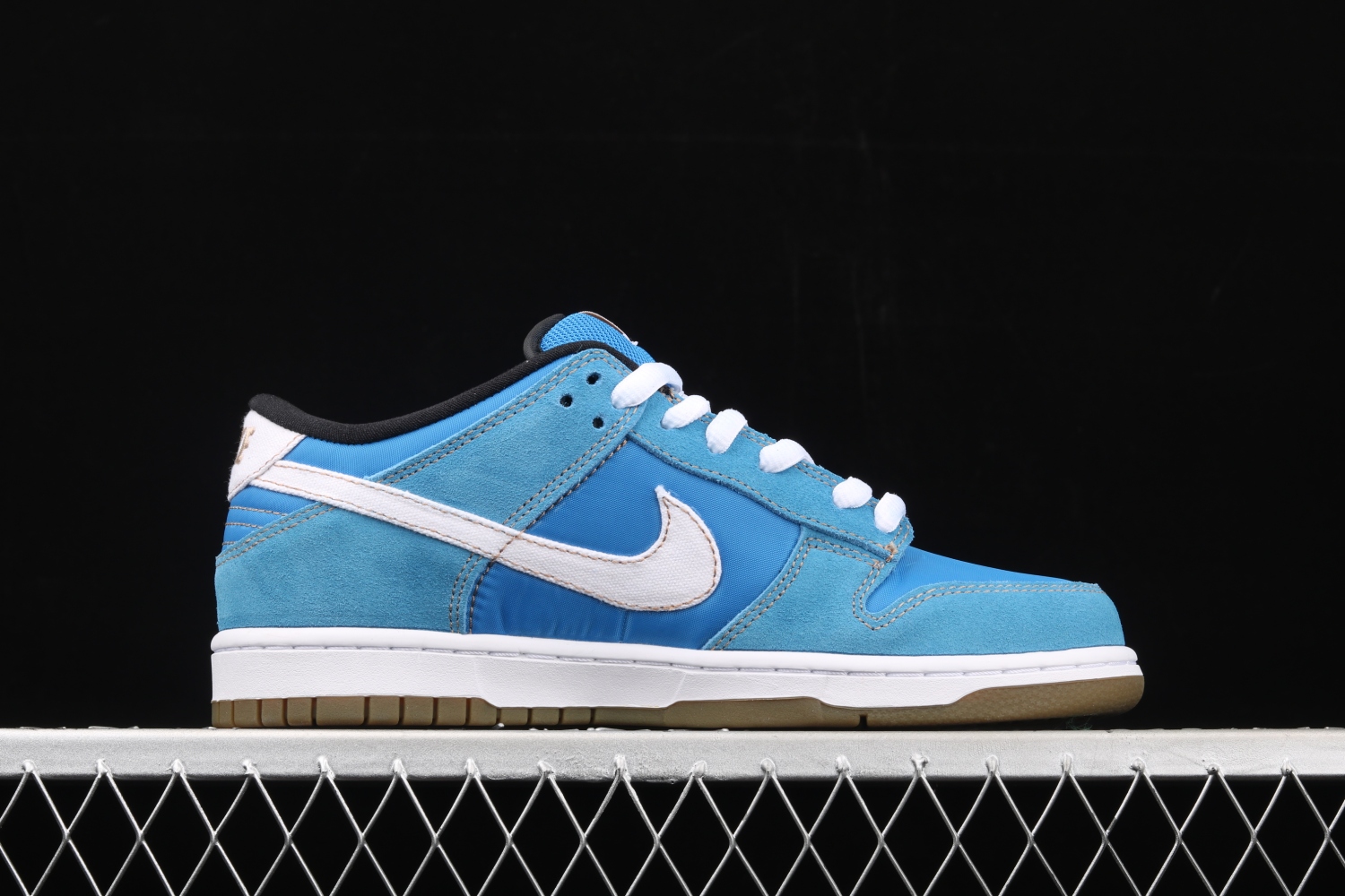 Nike SB Dunk Low Street Fighter Chun Li  304292-405