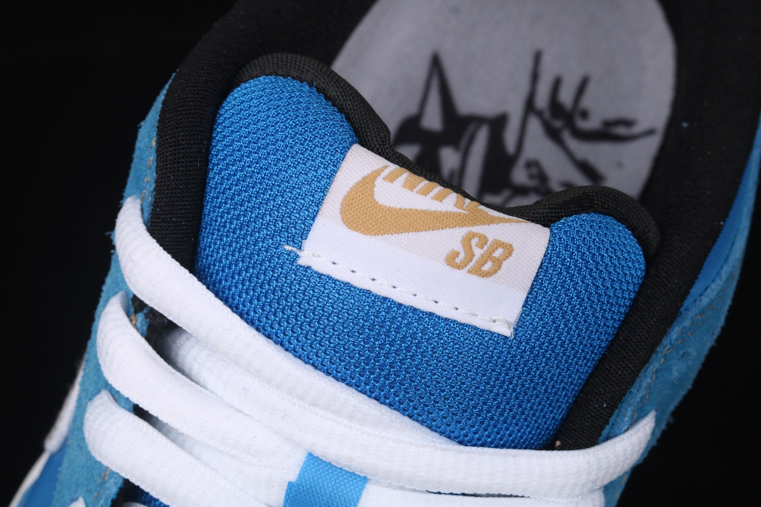 Nike SB Dunk Low Street Fighter Chun Li  304292-405