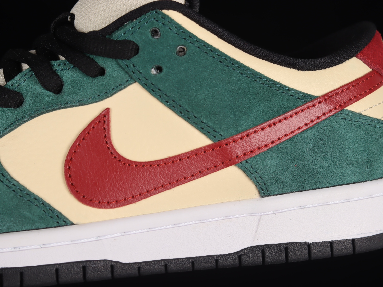Nike Dunk Low SB Vegas Gold 304292-700