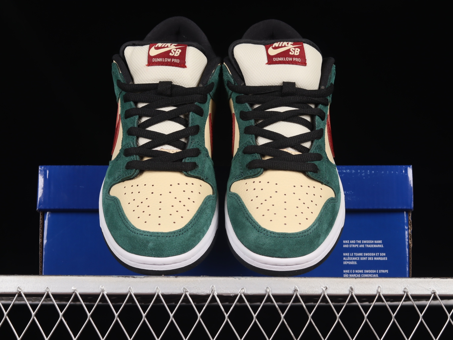 Nike Dunk Low SB Vegas Gold 304292-700