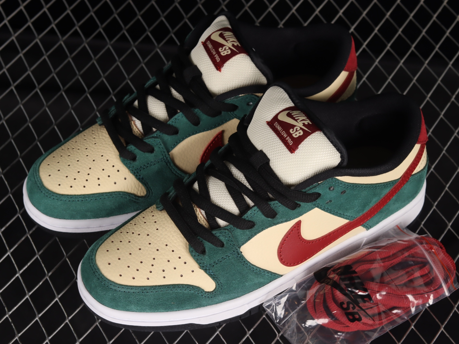 Nike Dunk Low SB Vegas Gold 304292-700