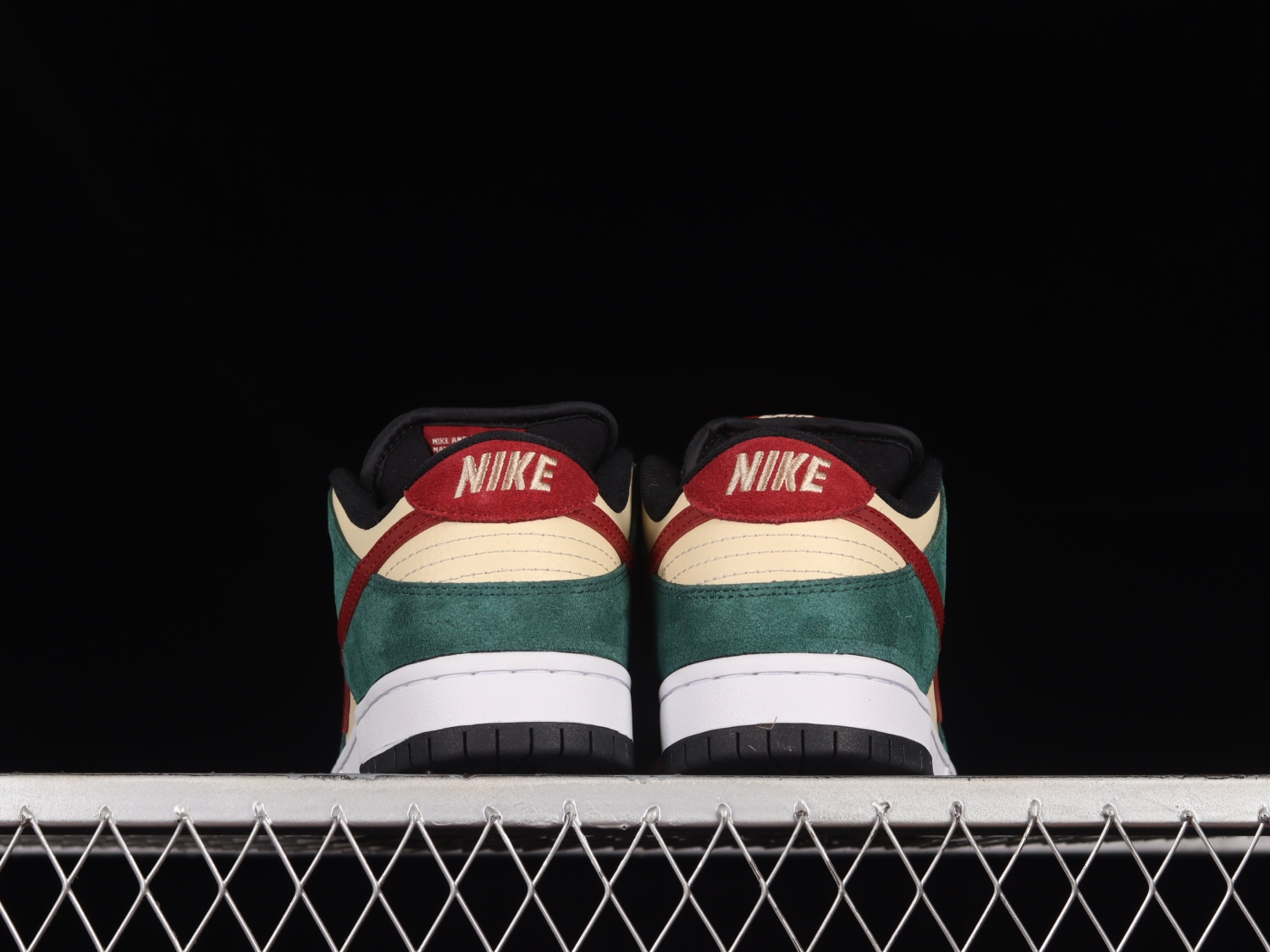 Nike Dunk Low SB Vegas Gold 304292-700