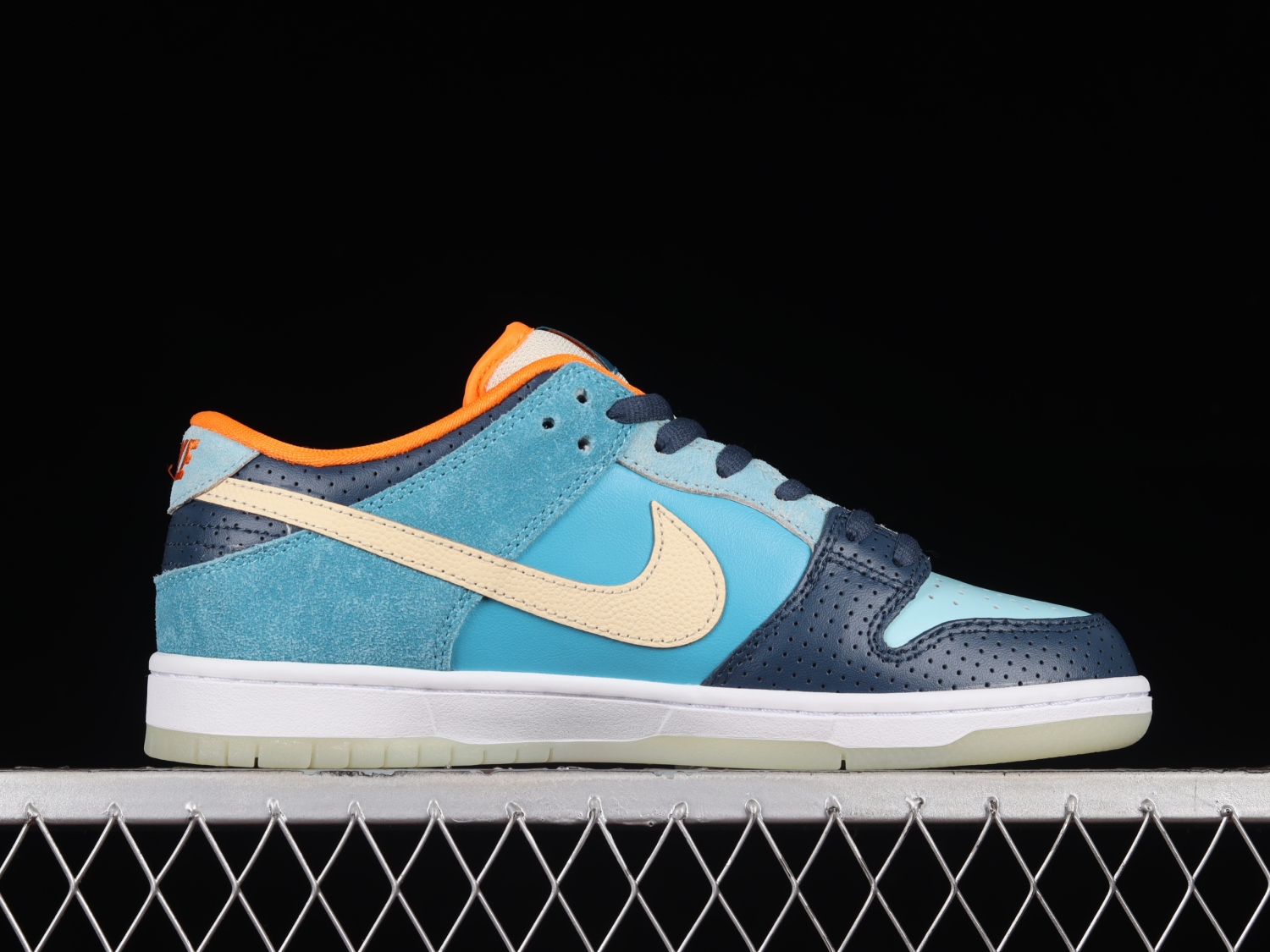 Nike SB Dunk Low MIA Skate Shop 504750-474