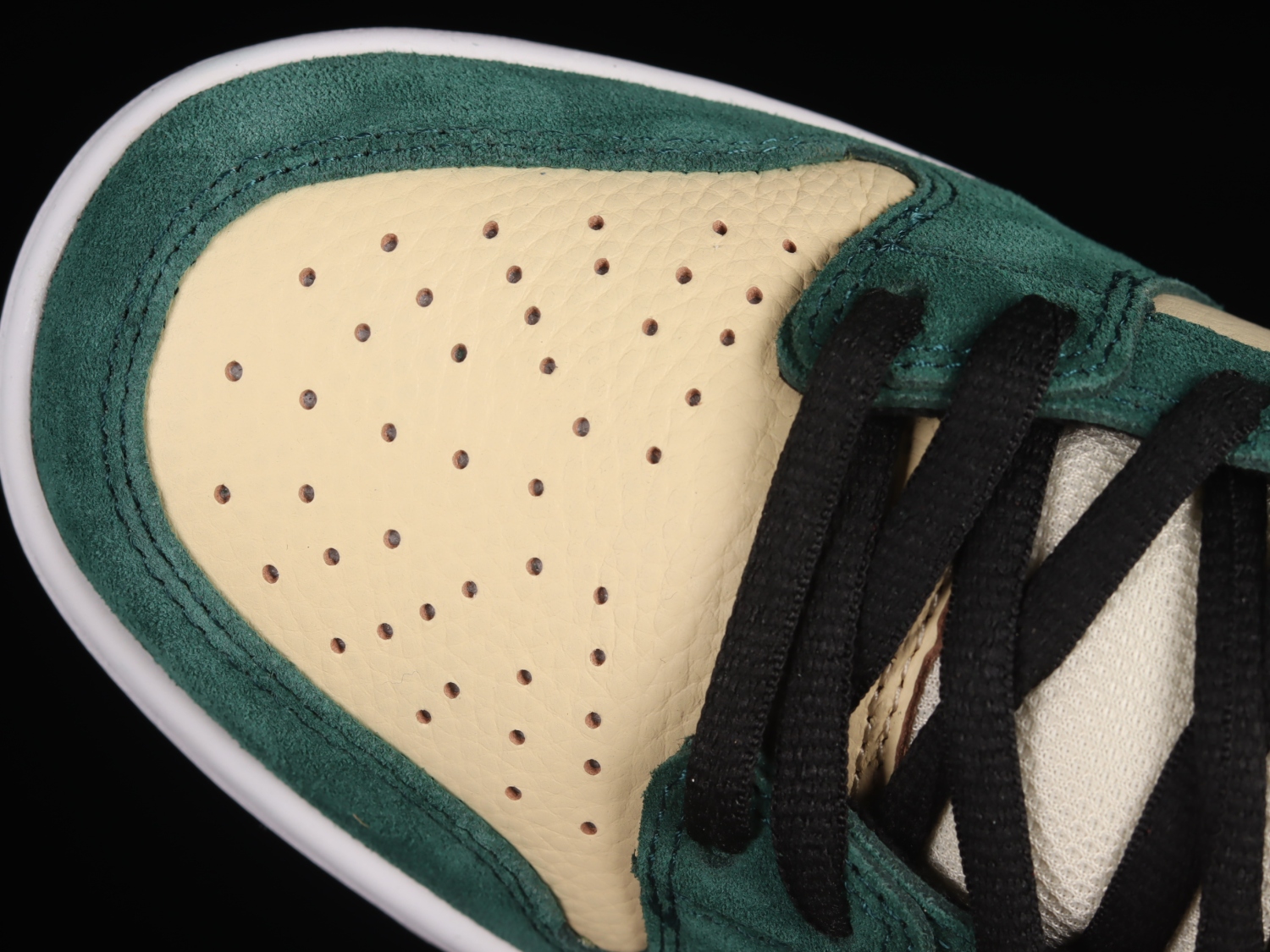 Nike Dunk Low SB Vegas Gold 304292-700