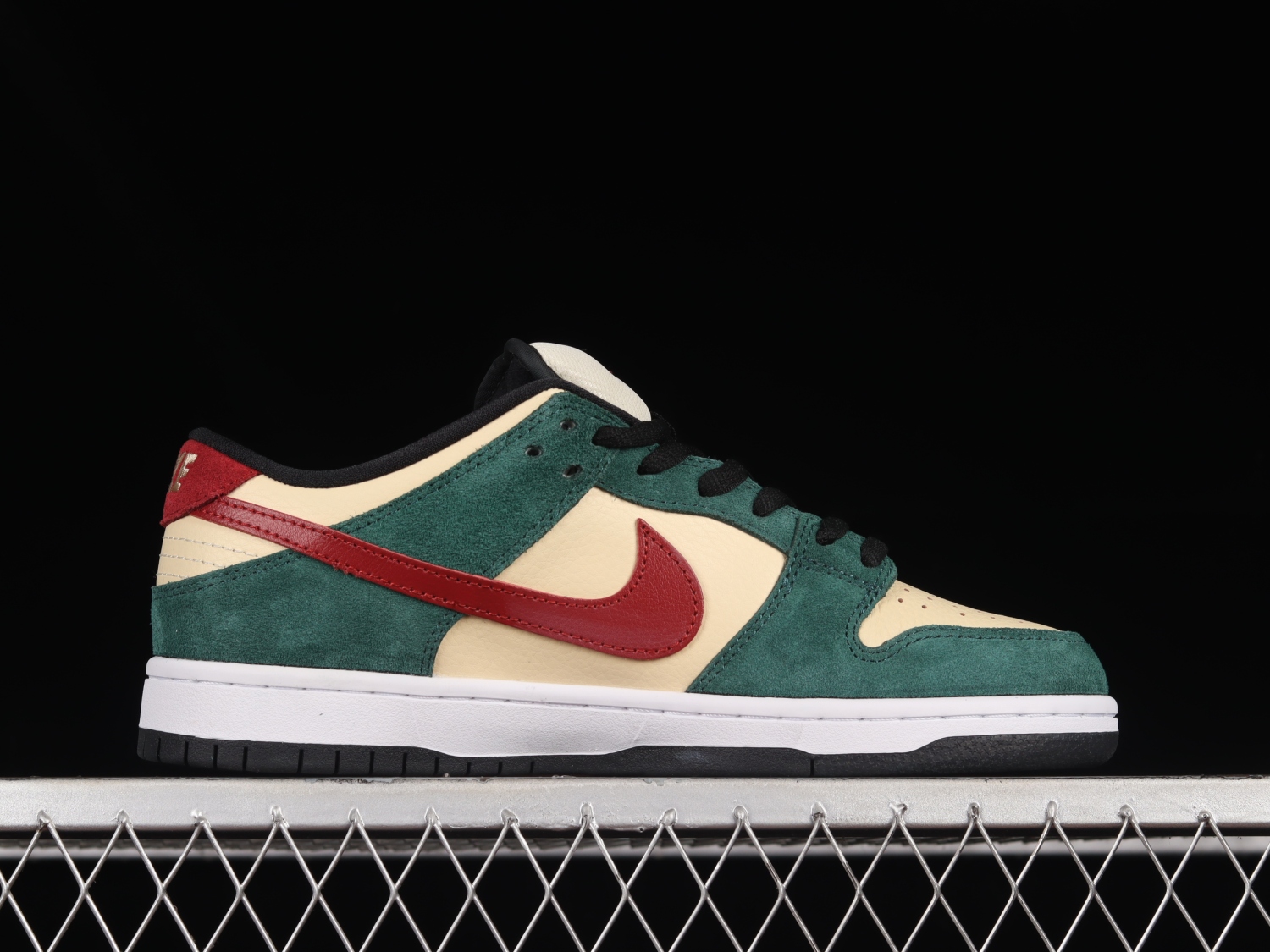 Nike Dunk Low SB Vegas Gold 304292-700