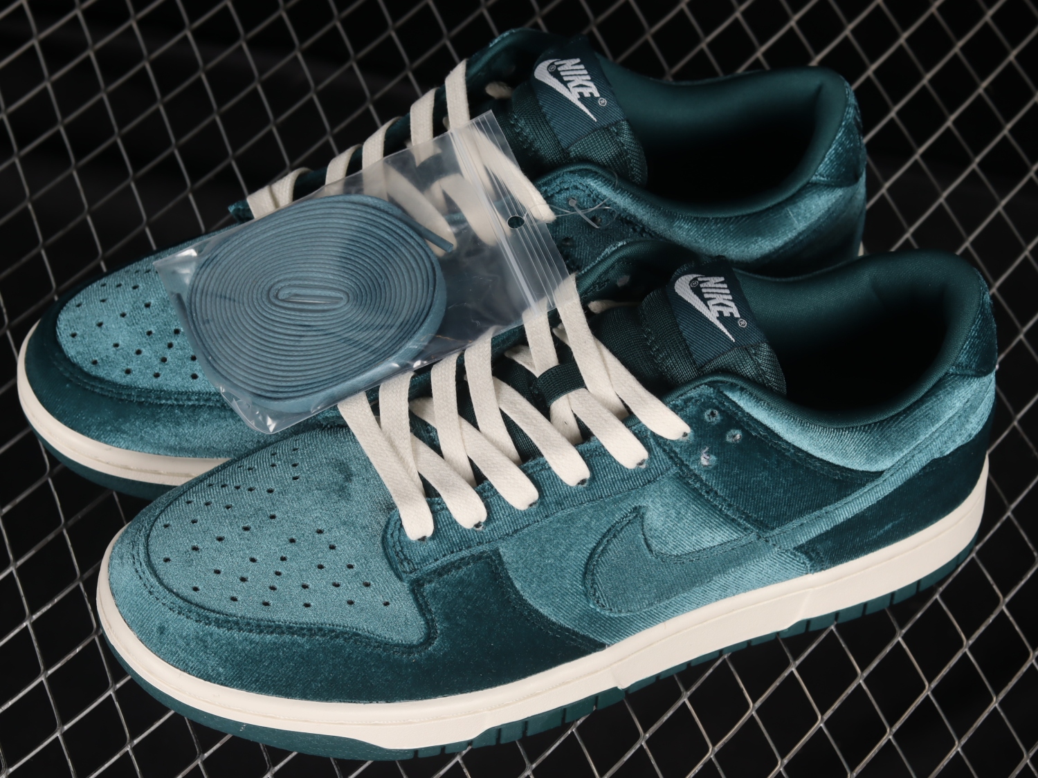 Nike Dunk Low Velvet Teal (W)  DZ5224-300