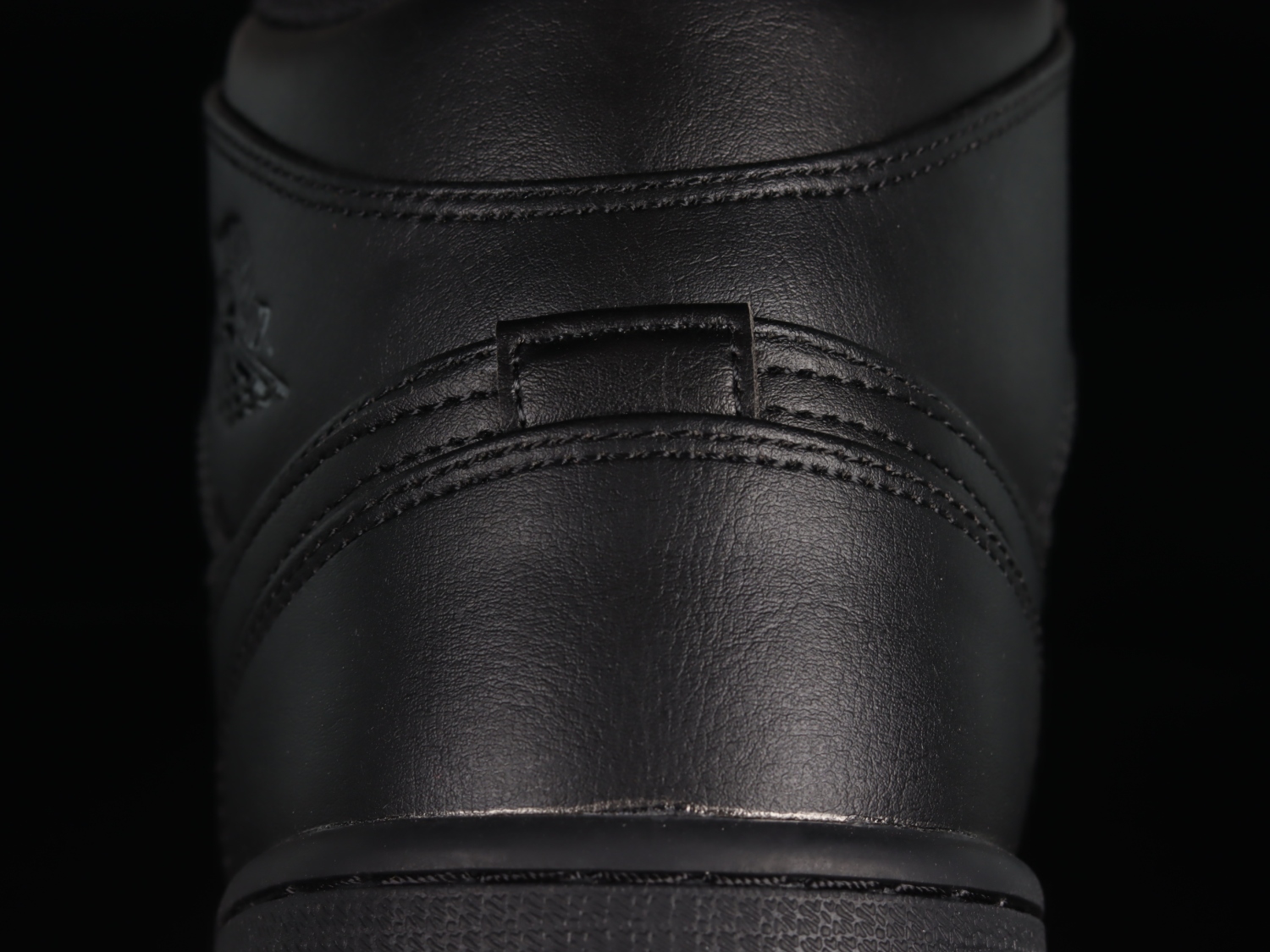 Jordan 1 Mid Triple Black (2022) 554724-093