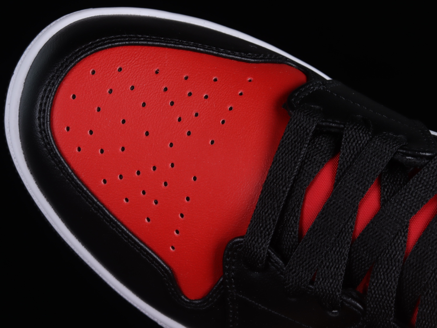 Jordan 1 Mid White Black Red (2022) 554724-079