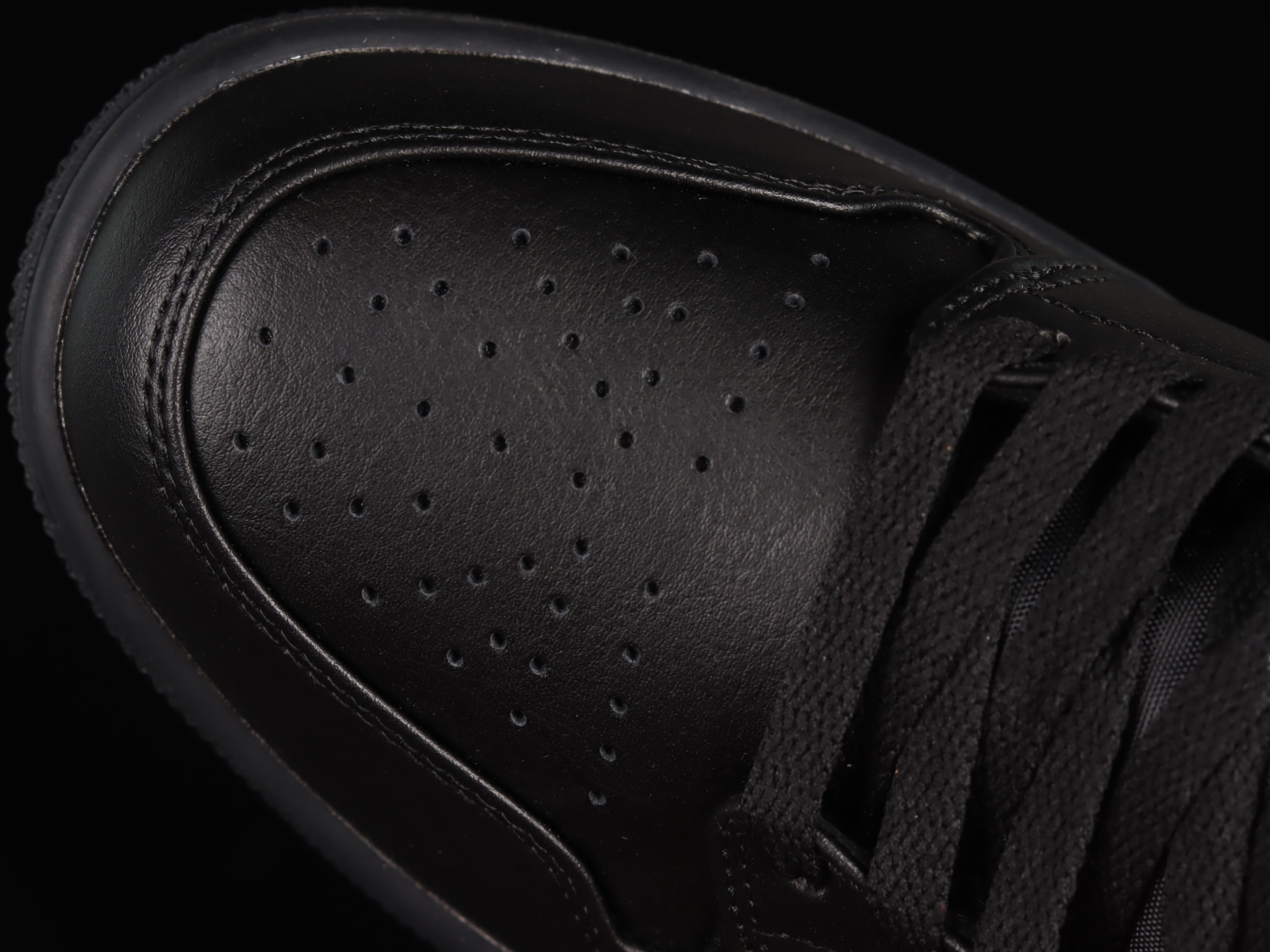 Jordan 1 Mid Triple Black (2022) 554724-093