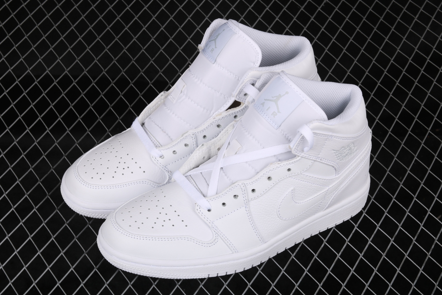 Jordan 1 Mid Triple White (2022) 554724-109