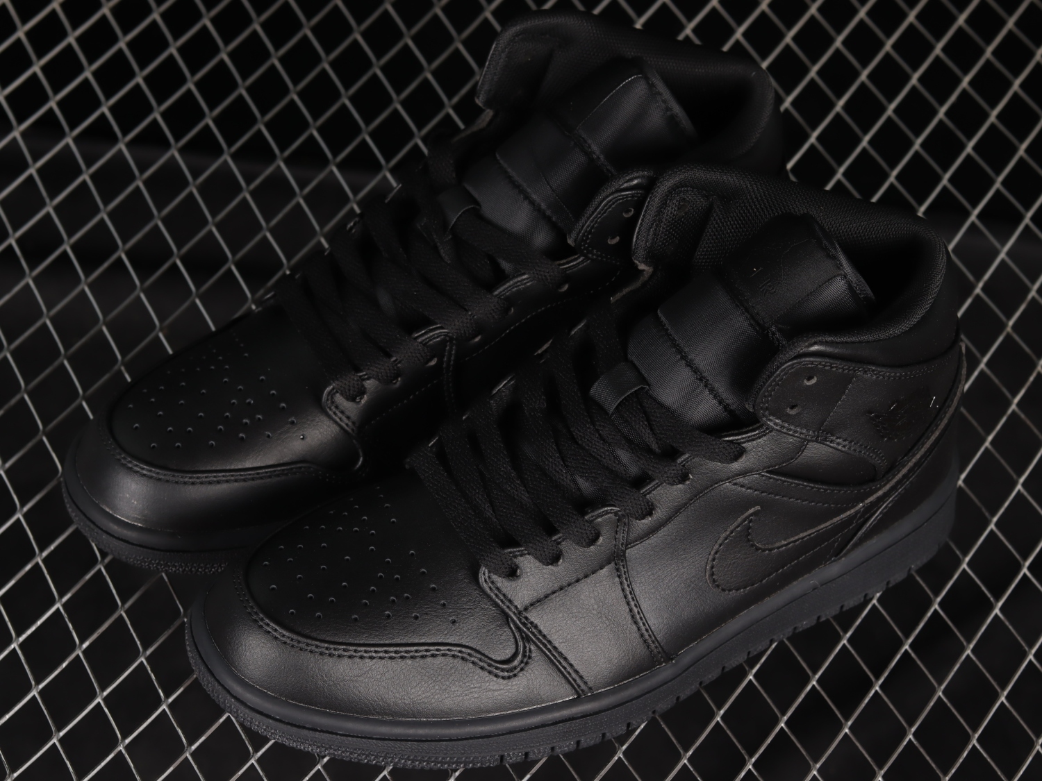 Jordan 1 Mid Triple Black (2022) 554724-093