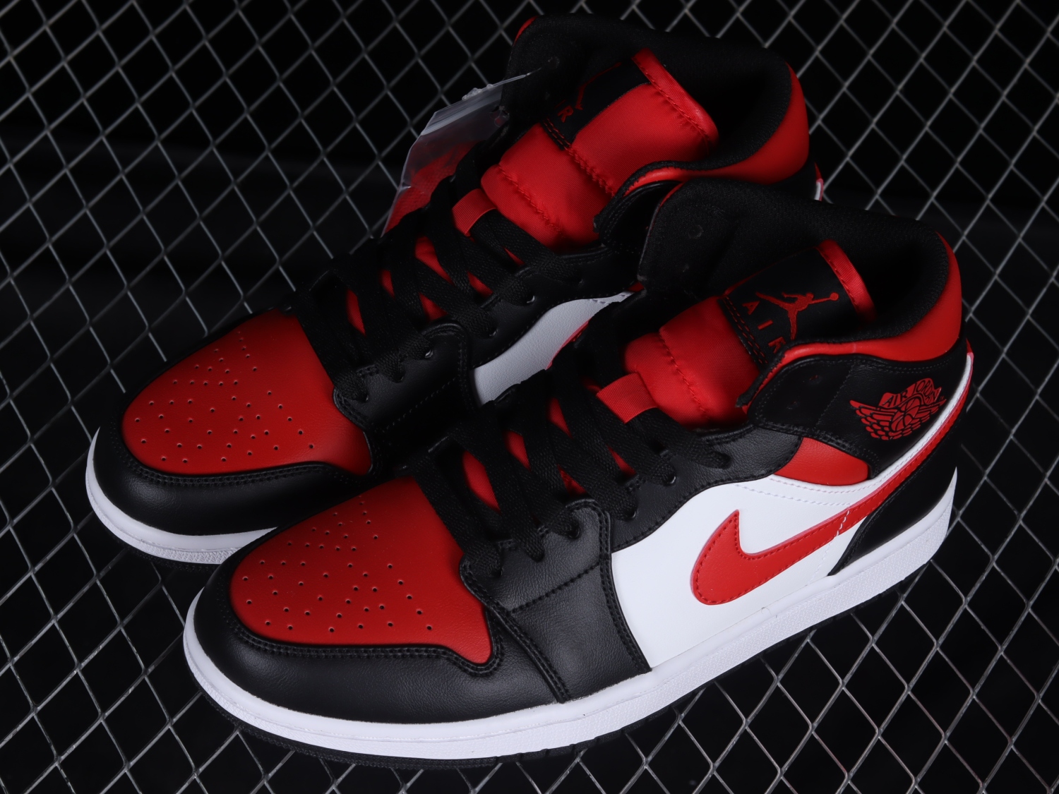 Jordan 1 Mid White Black Red (2022) 554724-079