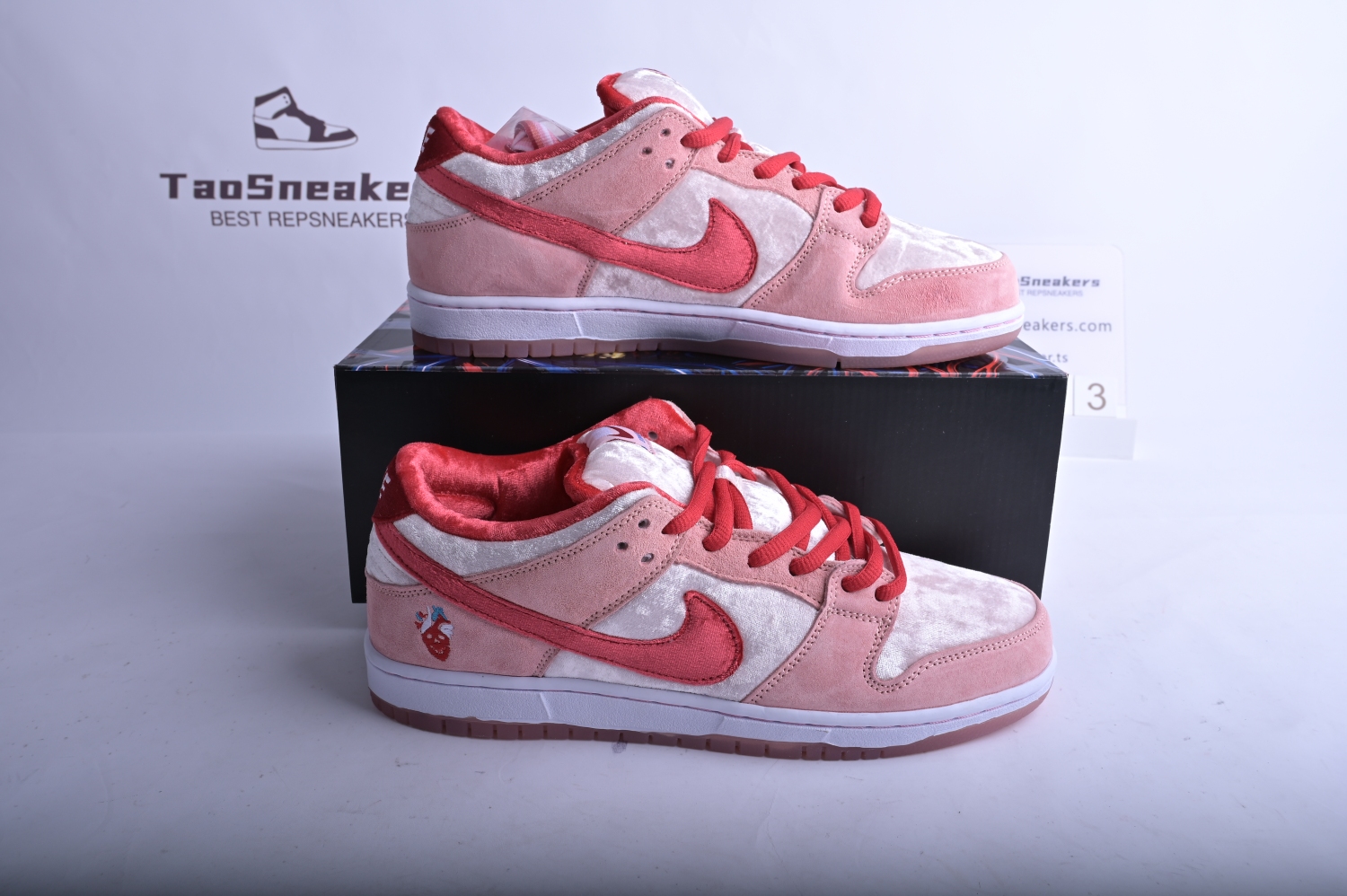 Nike SB Dunk Low StrangeLove Skateboards (Regular Box)  CT2552-800