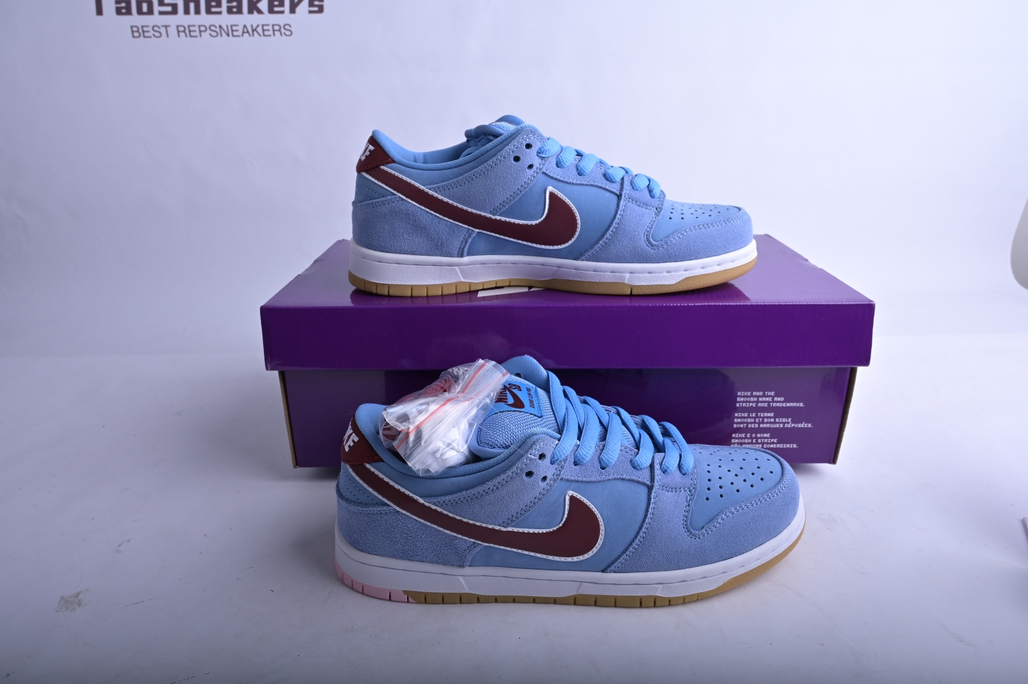Nike SB Dunk Low Philadelphia Phillies DQ4040-400