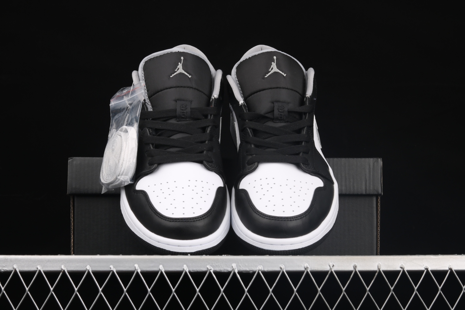 Jordan 1 Low Black White Grey 553558-040