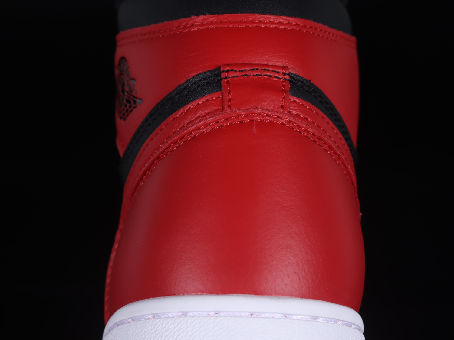 Jordan 1 Retro Bred  Banned  (2016) 555088-001