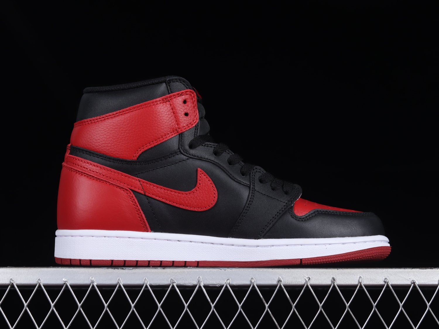 Jordan 1 Retro Bred  Banned  (2016) 555088-001
